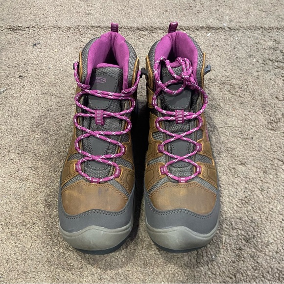 KEEN® Women's 8.5 Circadia™ MID Waterproof Hiking Boot in Syrup/Boysenberry - Picture 3 of 6